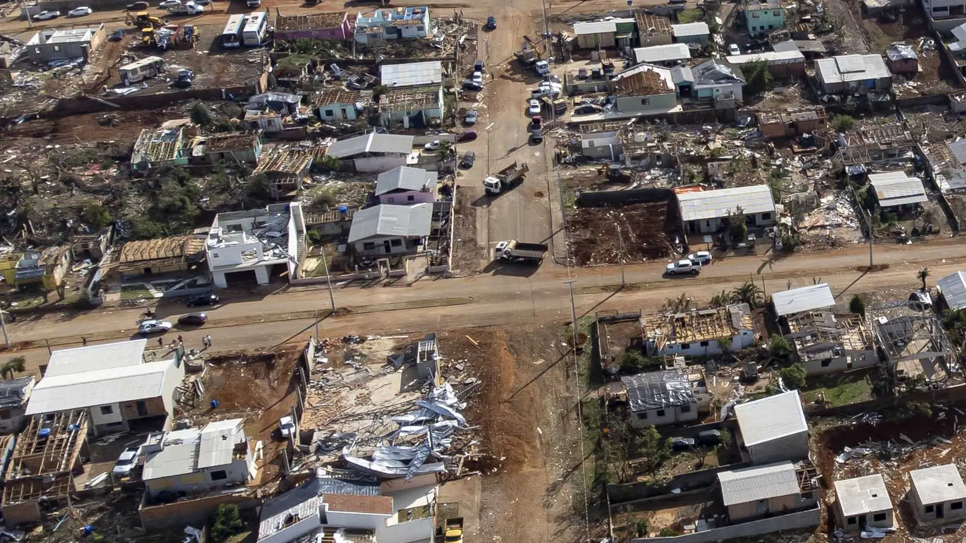 Residências, estabelecimentos comerciais, escolas e instituições foram devastados. A reconstrução já começou, impulsionada por programas emergenciais aprovados pela Assembleia Legislativa do Paraná e pelo Governo do Estado.