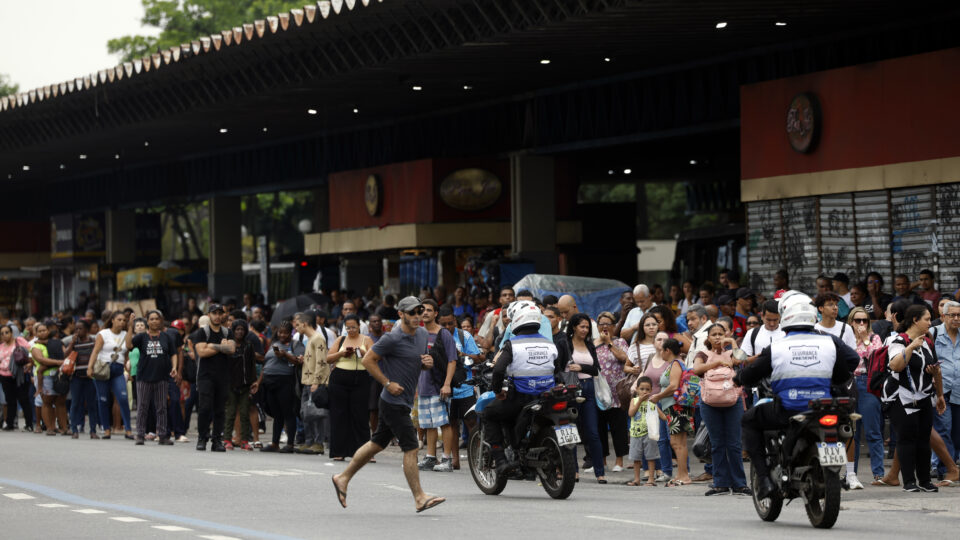 Homens recebem salários quase 16% maiores que mulheres, diz IBGE