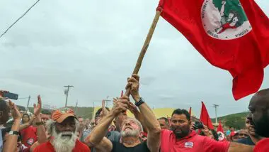 Defensor do MST, Lula assina decreto que pode garantir proteção ao grupo durante invasões de terra, segundo a oposição.