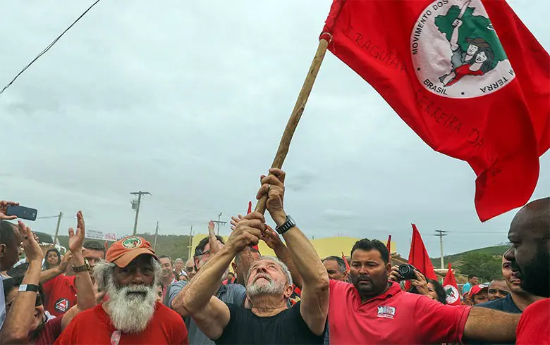 Defensor do MST, Lula assina decreto que pode garantir proteção ao grupo durante invasões de terra, segundo a oposição.