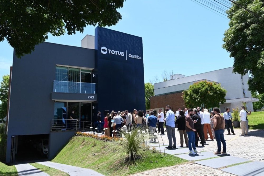 Escritório da TOTVS Curitiba tem mais de 100 estações de trabalho.