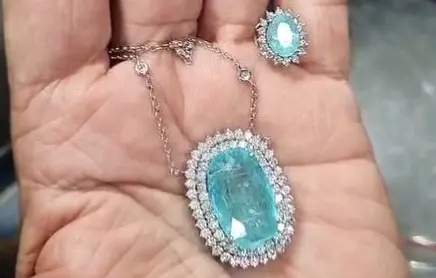 Com produção escassa e alto valor agregado, a Turmalina Paraíba reafirma o Brasil como origem de uma das pedras mais raras e disputadas do mercado global de joias.