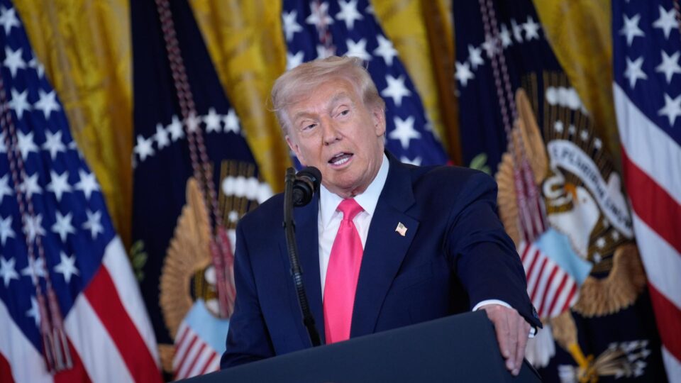 Após divulgação de e-mails, Trump manda DOJ investigar relação de Clinton com Epstein