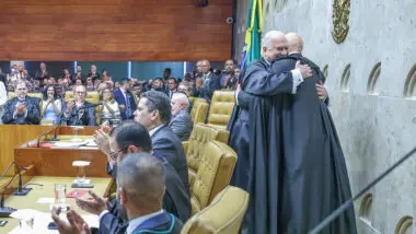Fachin e Moraes durante posse dos ministros como presidente e vice-presidente do STF, respectivamente. O advogado de Eduardo Tagliaferro pediu a Fachin para que o ministro pare de agir "como amigo" de Moraes.