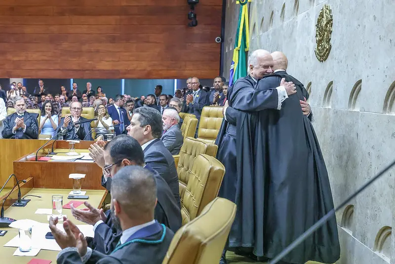 Fachin e Moraes durante posse dos ministros como presidente e vice-presidente do STF, respectivamente. O advogado de Eduardo Tagliaferro pediu a Fachin para que o ministro pare de agir "como amigo" de Moraes.