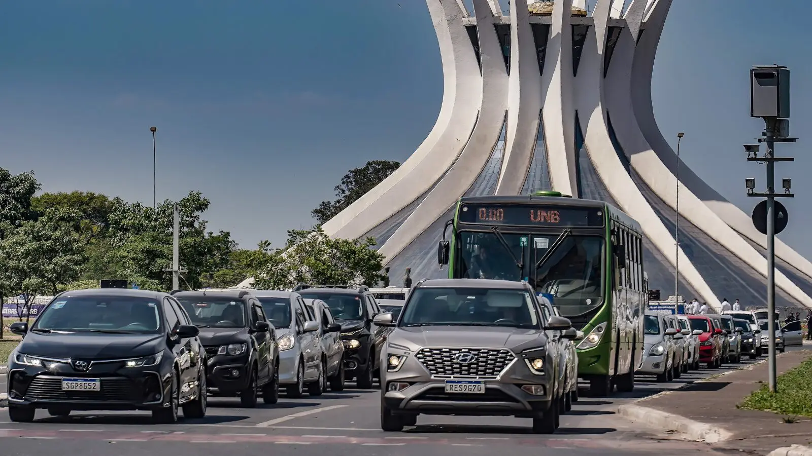Trânsito em frente à Catedral de Brasília: prioridade para carros não é a solução mais eficiente.