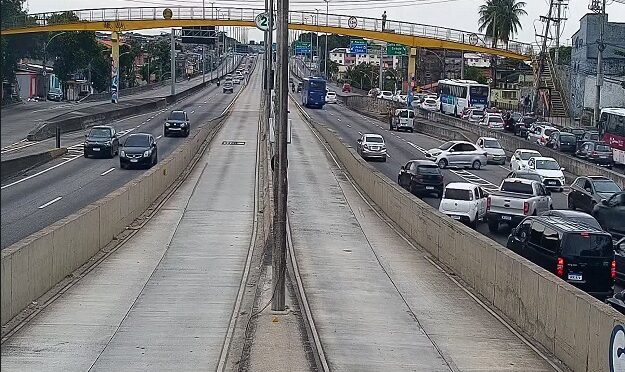 Tiroteio paralisa a Avenida Brasil e causa pânico entre motoristas no Rio