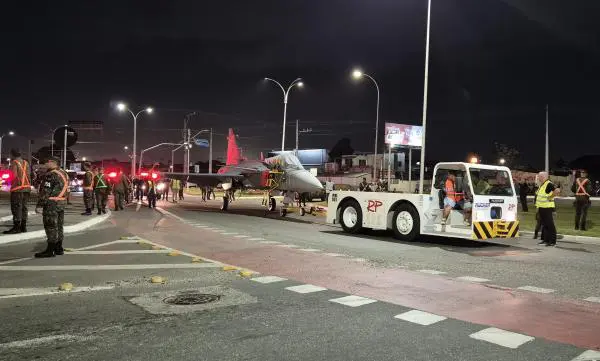 Caça F-39 Gripen passando por Navegantes (SC).