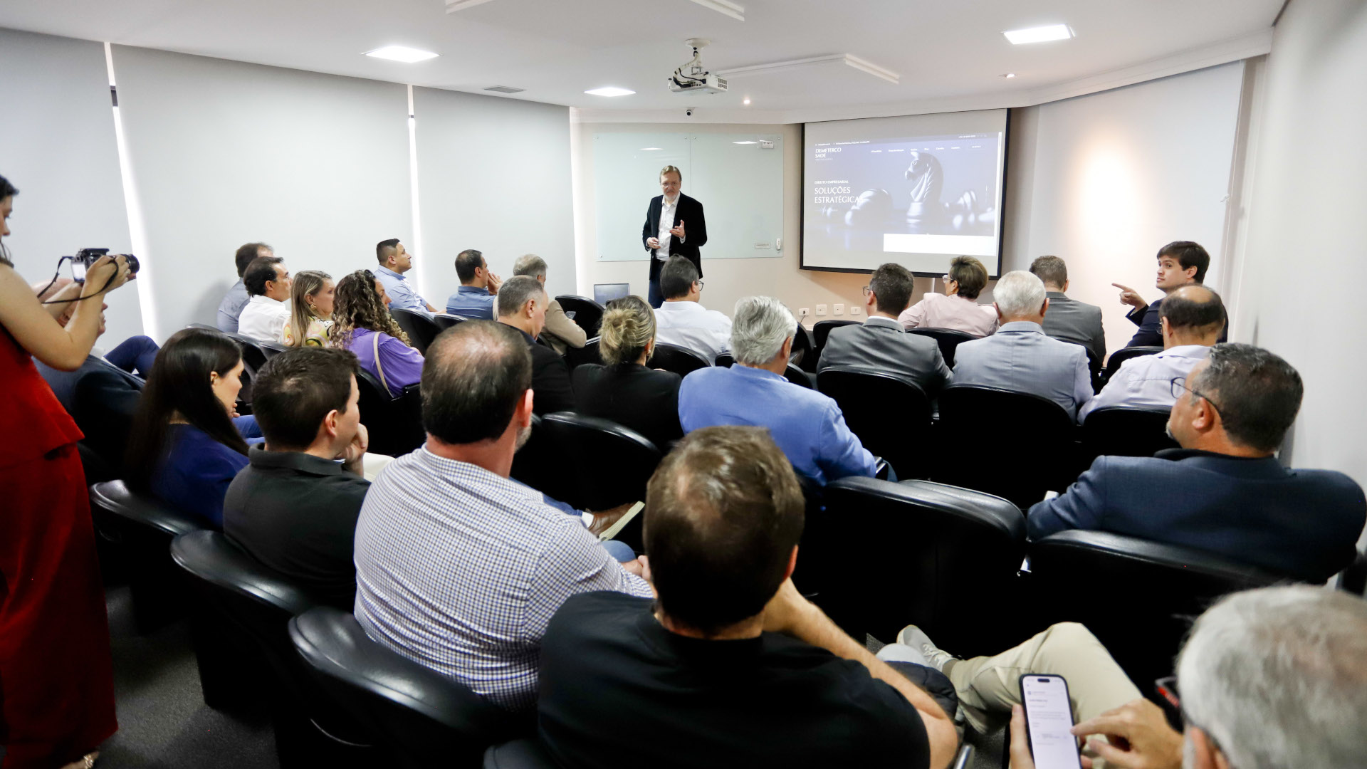 _3600
Legenda: Gestores públicos, empresários do setor de transporte e especialistas participaram do evento promovido pelo escritório Demeterco Sade Advogados.
