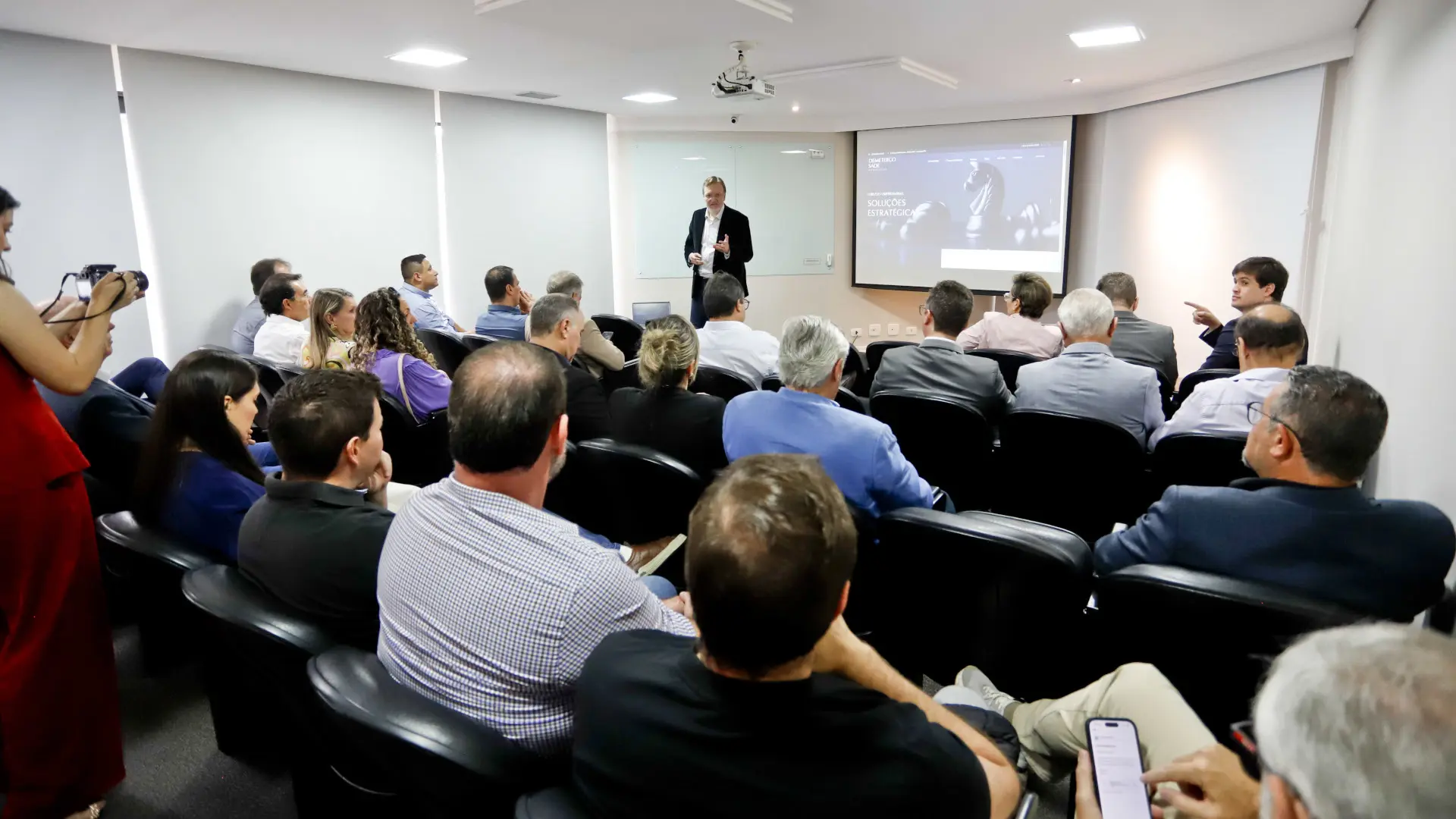 _3600 Legenda: Gestores públicos, empresários do setor de transporte e especialistas participaram do evento promovido pelo escritório Demeterco Sade Advogados.