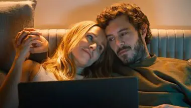 Química entre Kristen Bell e Adam Brody é parte do sucesso de "Ninguém Quer"