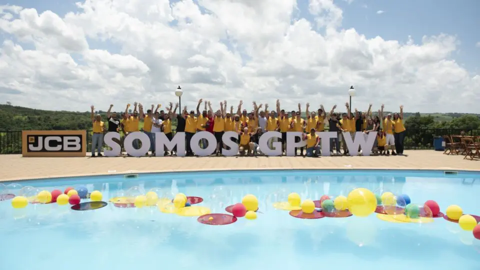 Colaboradores da JCB celebram mais uma conquista no GPTW, refletindo o compromisso da empresa com um ambiente de trabalho acolhedor, inovador e centrado nas pessoas.