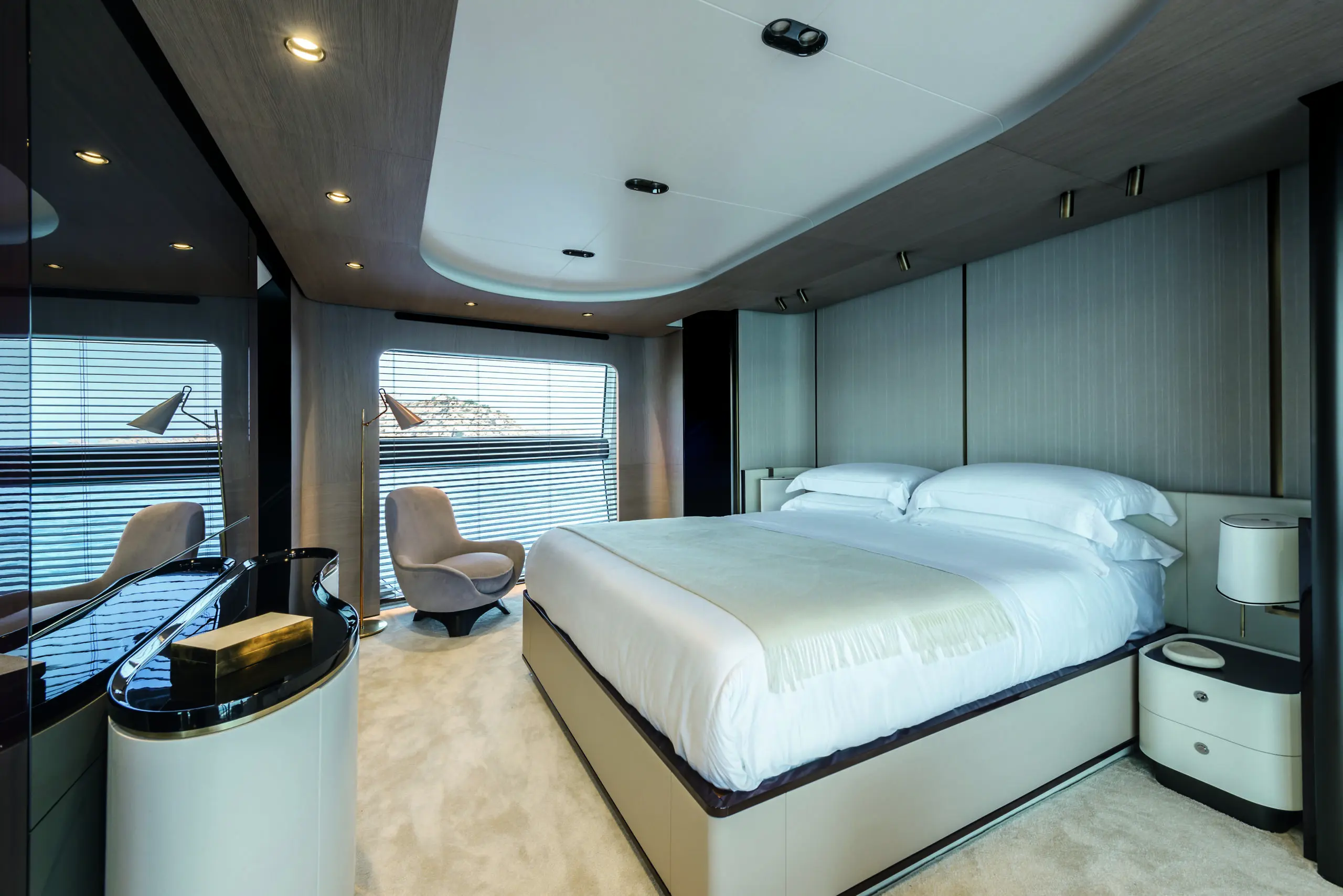 Suíte máster do iate, que ocupa toda a largura do casco.
