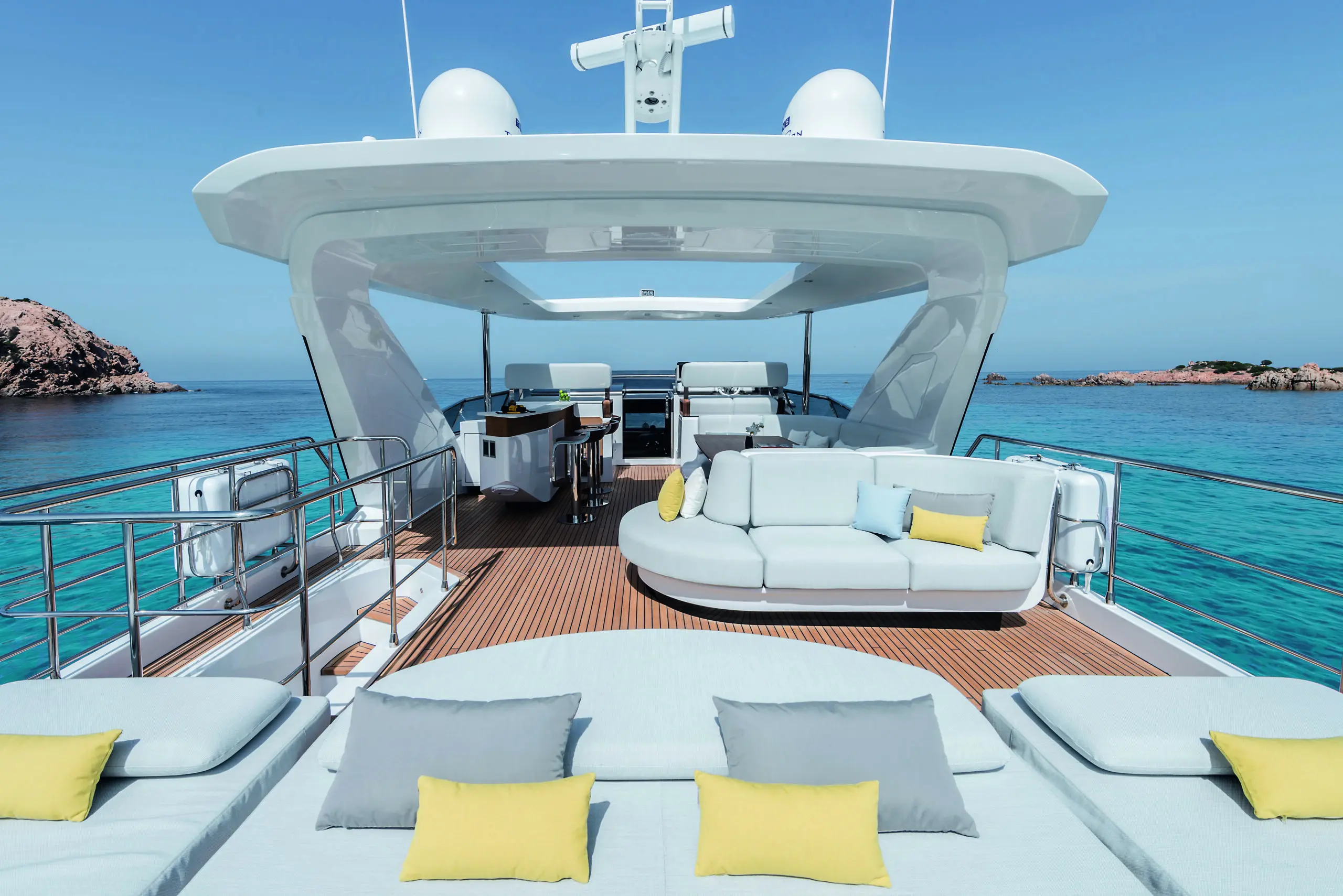 Deck principal do iate tem espaços de convivência integrados.