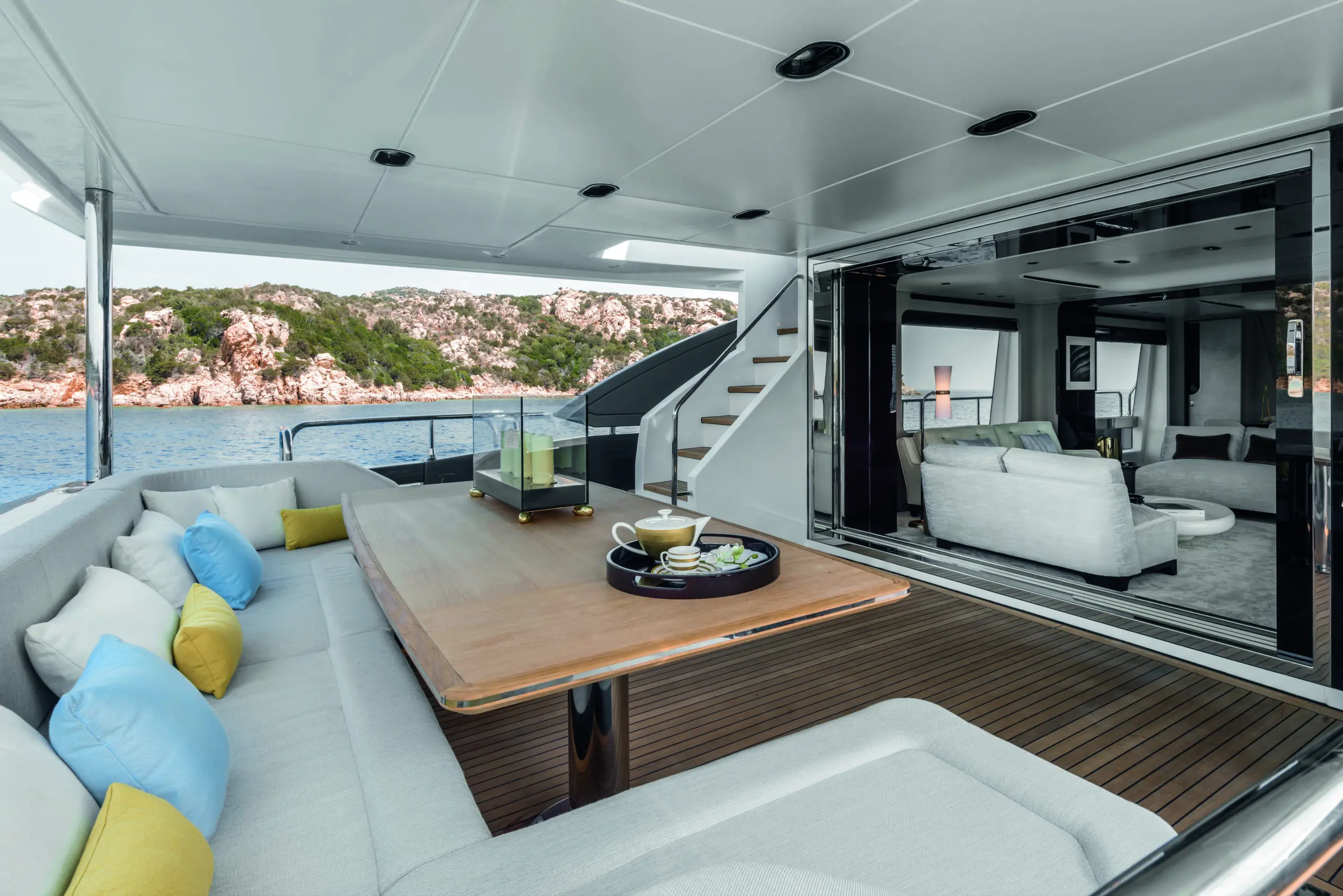 Interior de iate de luxo tem cinco suítes e áreas de convivência amplas.