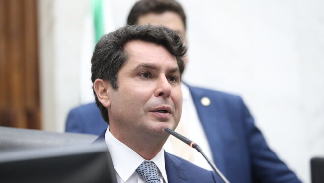 “Sigo pré-candidato ao governo do Paraná”, afirma Alexandre Curi após escolha de Ratinho Jr.