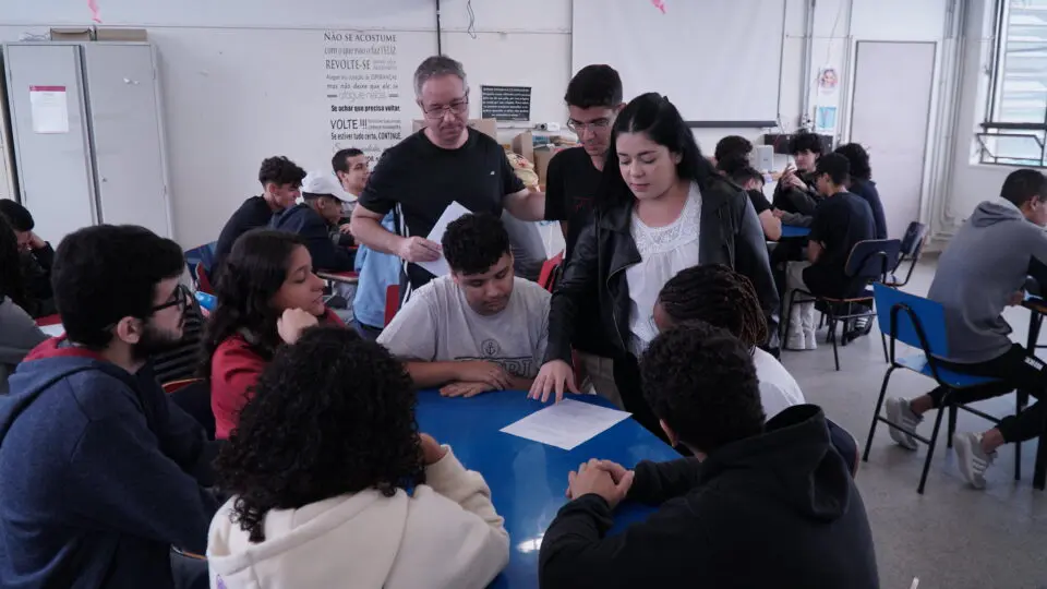 Monitores do BEEM apoiam colegas em língua portuguesa e matemática e reforçam a estratégia de recuperação da aprendizagem.