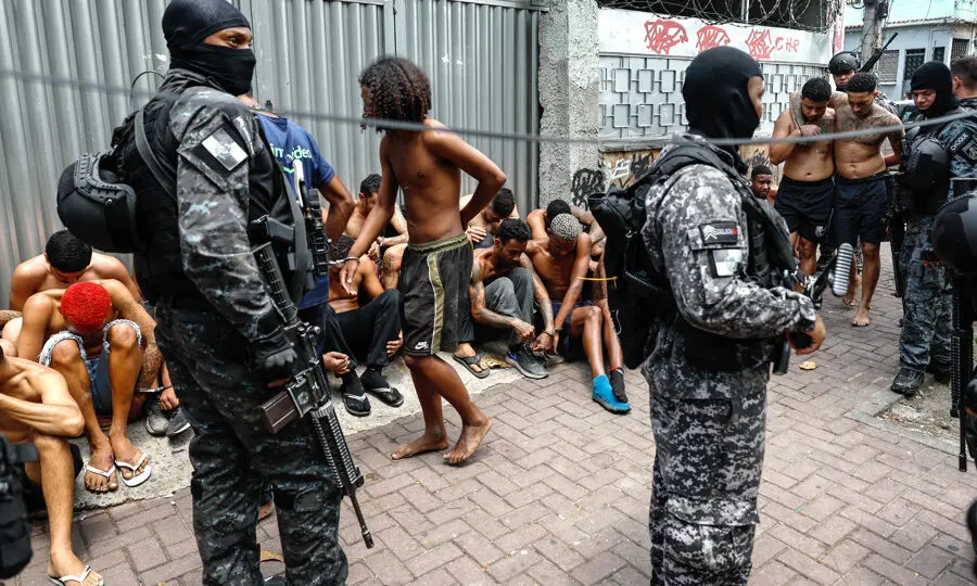 Resultados: policiais e suspeitos durante Operação Contenção. Um relatório do governo do Rio argumenta que a operação deve ser entendida como uma política pública.