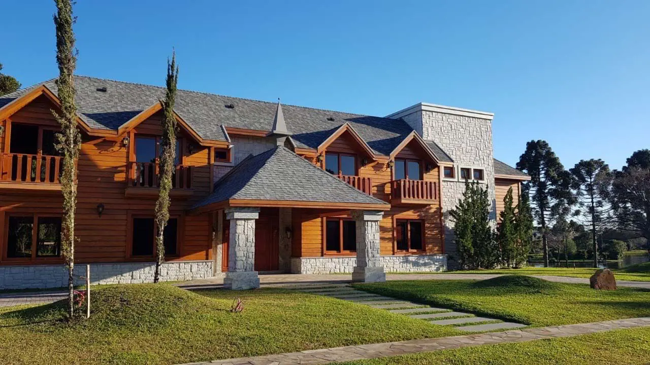 O retorno da casa de madeira resgata tradições do Sul do Brasil e ganha força com a visão de arquitetos que defendem espaços mais acolhedores.