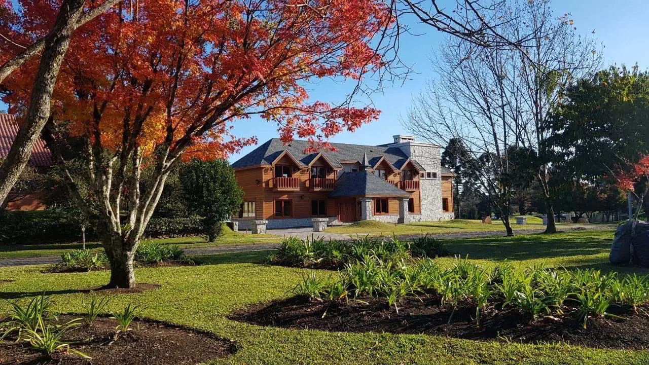 O design inspirado no Norte da Europa impulsiona a casa de madeira, que combina conforto térmico, desempenho acústico e estética contemporânea.
