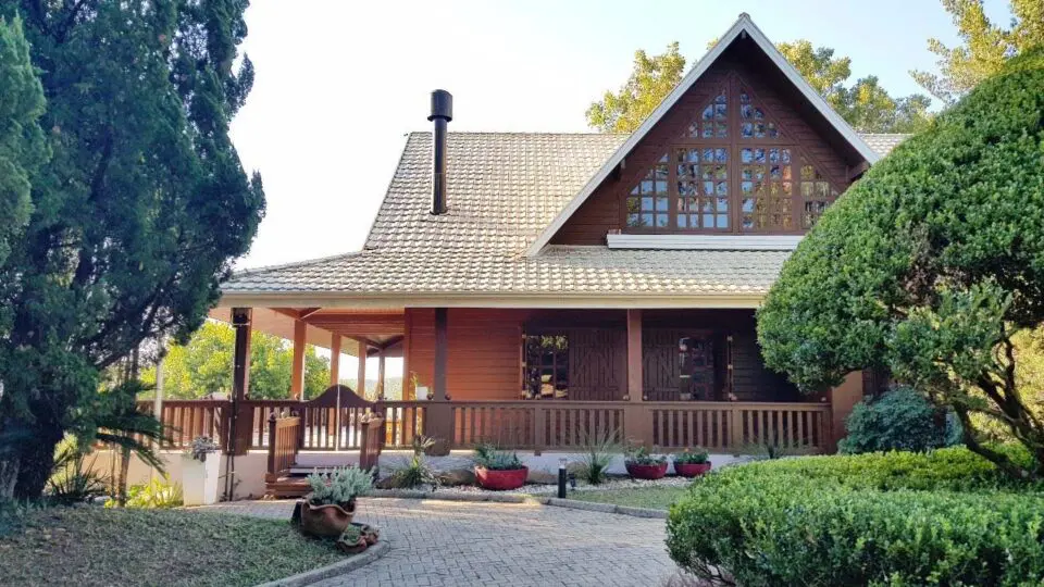 A casa de madeira avança no Brasil com sistemas pré-fabricados e painéis de CLT que aceleram obras e ampliam a precisão estrutural.
