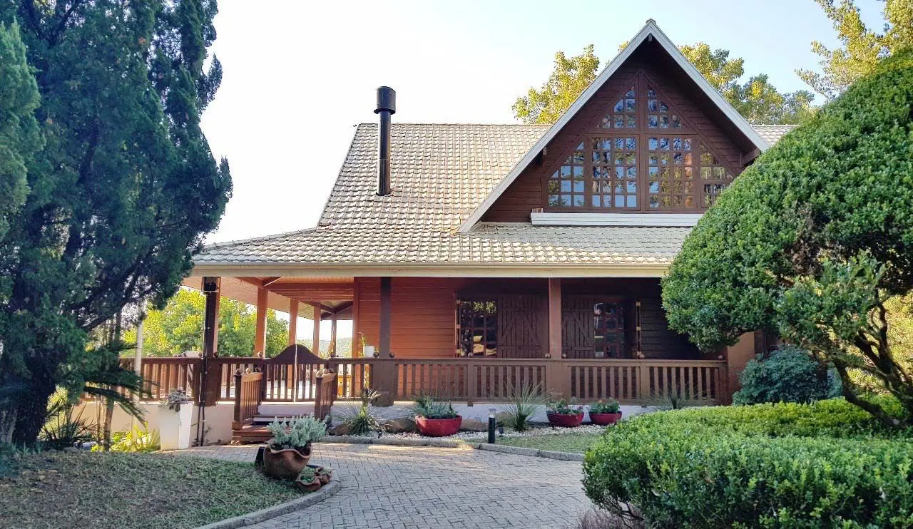 A casa de madeira avança no Brasil com sistemas pré-fabricados e painéis de CLT que aceleram obras e ampliam a precisão estrutural.