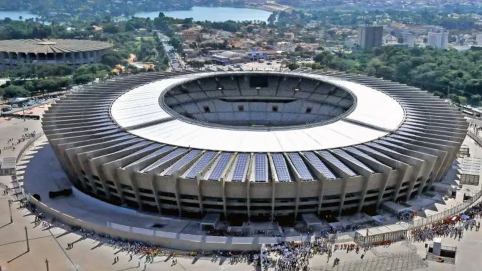 Pancadaria no Mineirão interrompeu aulão de Inteligência Artificial com Zema e milhares de alunos.