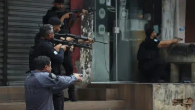 Autoridades em combate durante Operação Contenção.