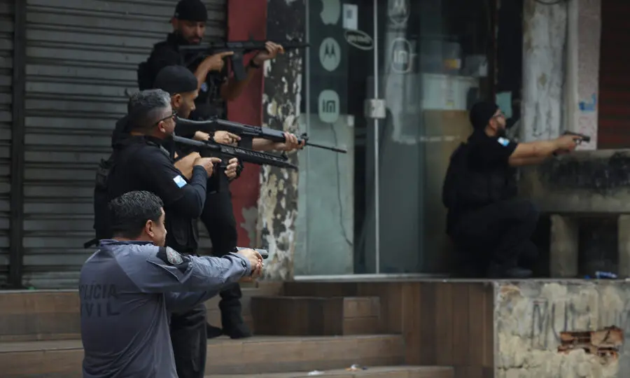 Autoridades em combate durante Operação Contenção.