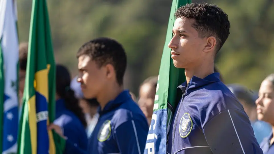 Estudantes participam de cerimônia cívica em colégio estadual do Paraná, que integra a rede de colégios cívico-militares.