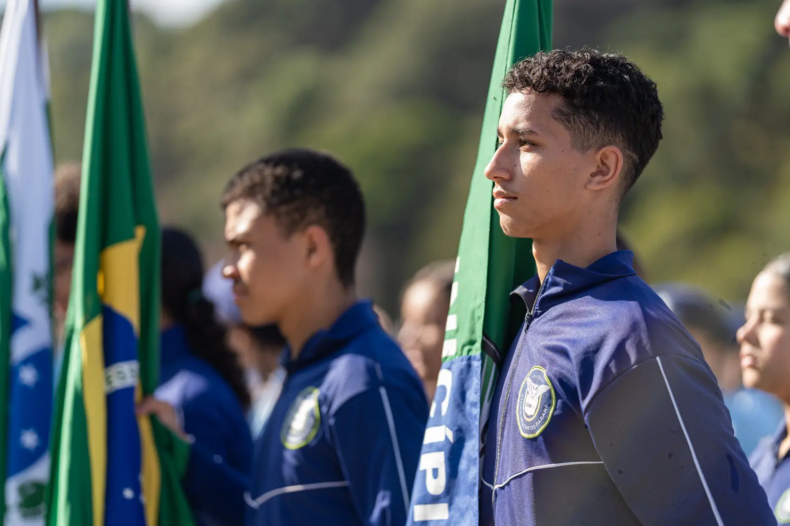 Estudantes participam de cerimônia cívica em colégio estadual do Paraná, que integra a rede de colégios cívico-militares.