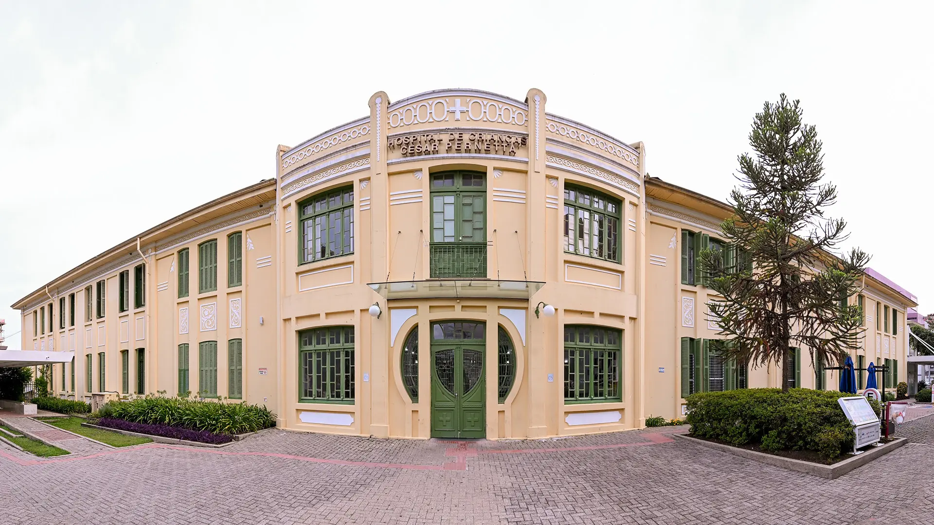 O Pequeno Príncipe é o maior e mais completo hospital pediátrico do país, referência em alta e média complexidade