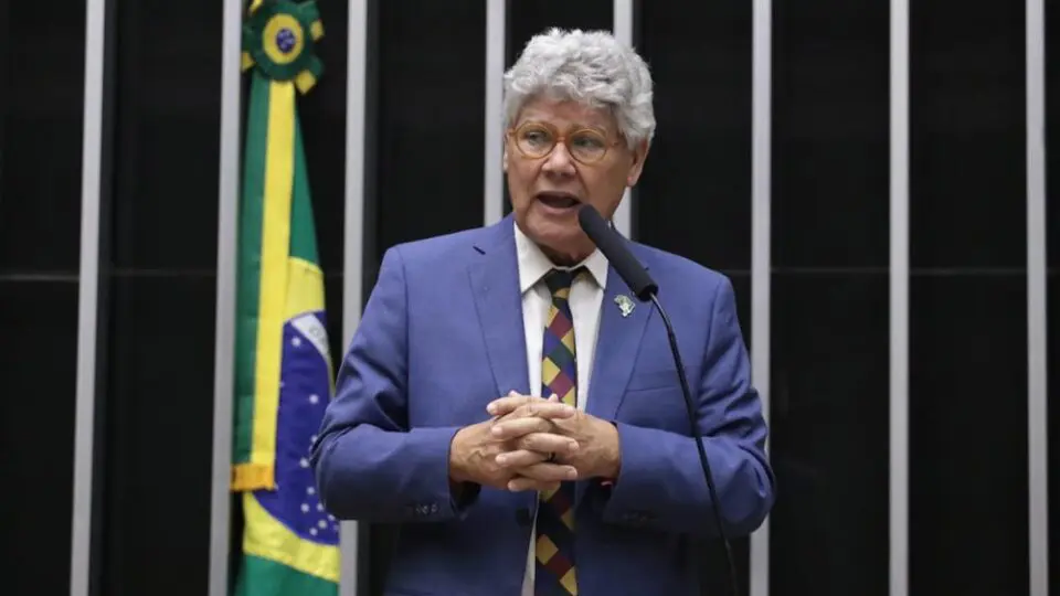Deputado do PSOL quer mudar lema da bandeira do Brasil para “Amor, Ordem e Progresso”