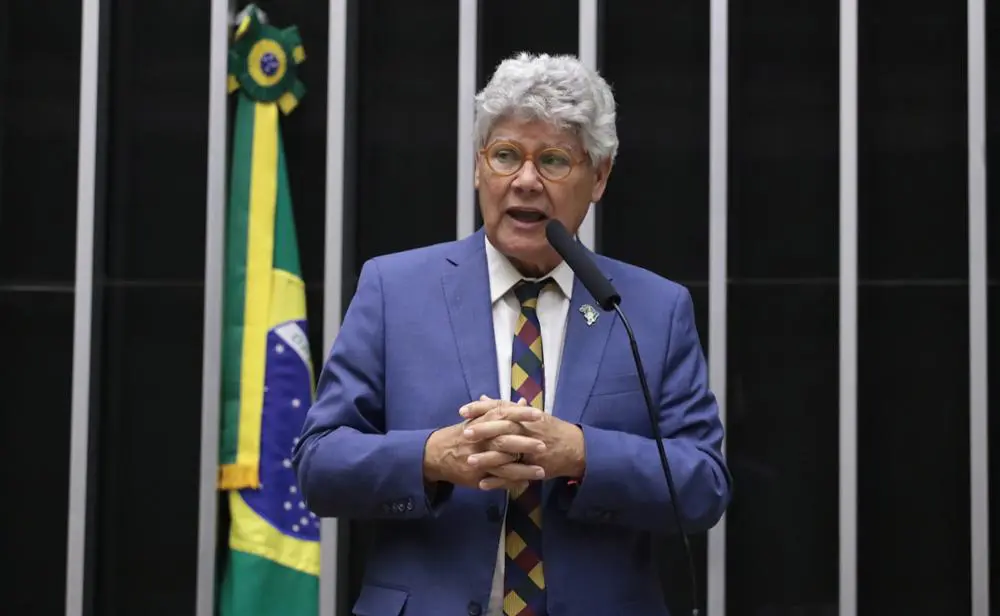 Deputado do PSOL quer mudar lema da bandeira do Brasil para “Amor, Ordem e Progresso”