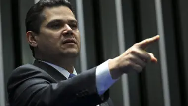 Alcolumbre anuncia votação de pauta-bomba após Lula indicar Messias ao STF