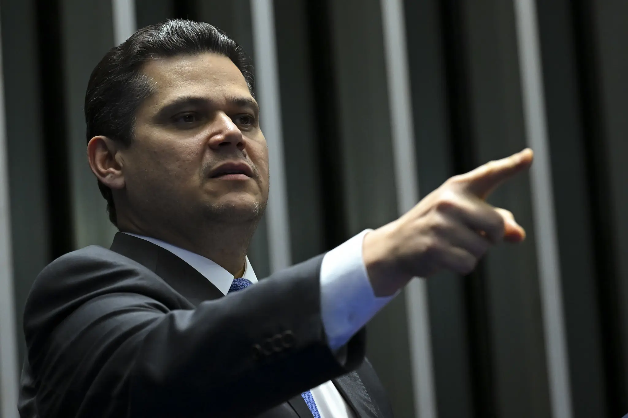 Alcolumbre anuncia votação de pauta-bomba após Lula indicar Messias ao STF