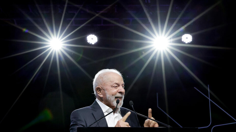 Lula celebra acordo com EUA e ignora incêndio que atingiu a COP 30 em Belém