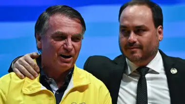 Ex-presidente Jair Bolsonaro e seu filho, o vereador Carlos Bolsonaro.