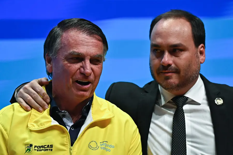 Ex-presidente Jair Bolsonaro e seu filho, o vereador Carlos Bolsonaro.