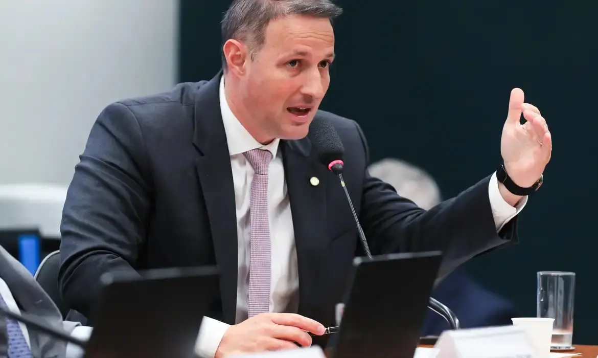 Guilherme Derrite voltará provisoriamente ao cargo de Secretário de Segurança Pública, mas deve reassumir o cargo de deputado federal até o final do ano.