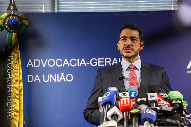 Jorge Messias está no meio de uma tensão entre o presidente Lula (PT) e o movimento negro, por conta da não indicação de um ministro negro e da data escolhida para a oficialização, o dia da consciência negra.