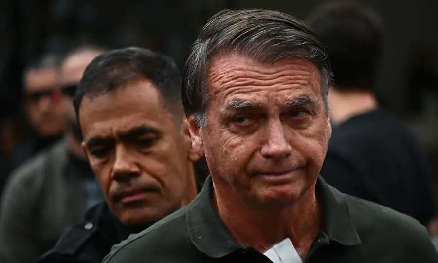 Saúde: Jair Bolsonaro, ao sair do hospital DF Star. A defesa do ex-presidente pede prisão domiciliar humanitária a Moraes, alegando "doenças múltiplas".