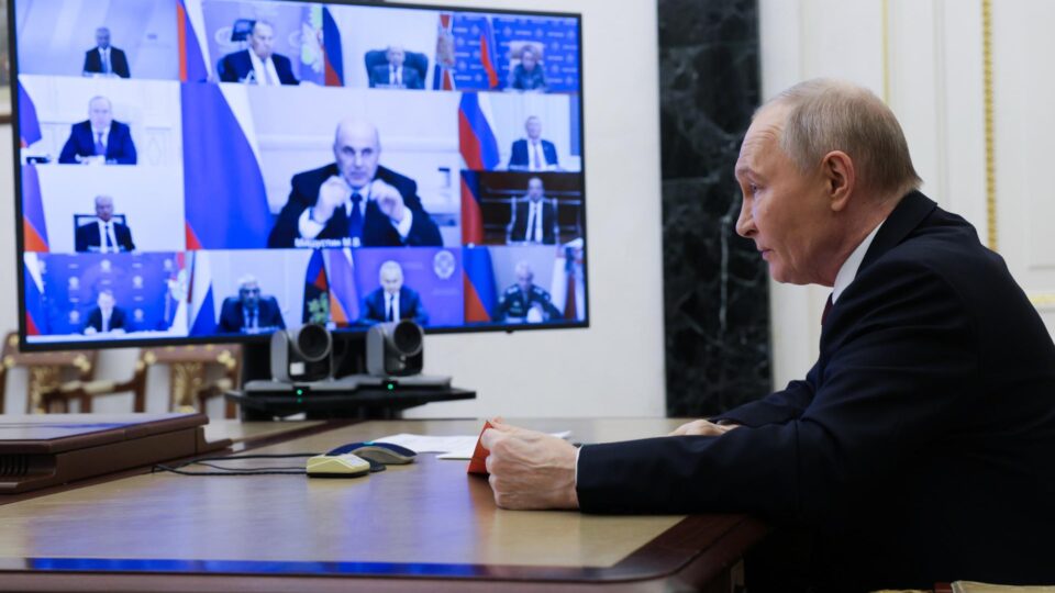 Putin trdi, da bi Trumpov načrt lahko bil osnova za mir v Ukrajini; ruske sile naj bi zavzele Kupjansk