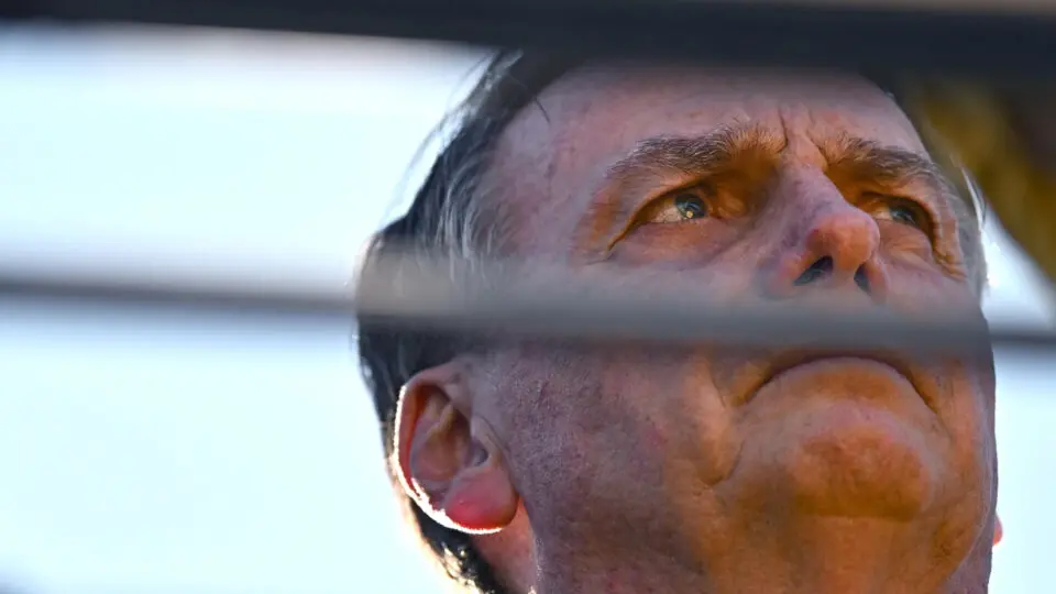 Defesa detalha sequelas da facada e cita risco de mal súbito para manter Bolsonaro em casa