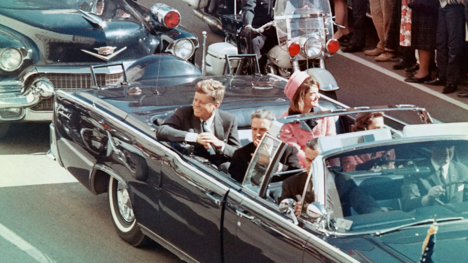 John Kennedy durante passeio em carro aberto pouco antes de ser atingido por disparos.