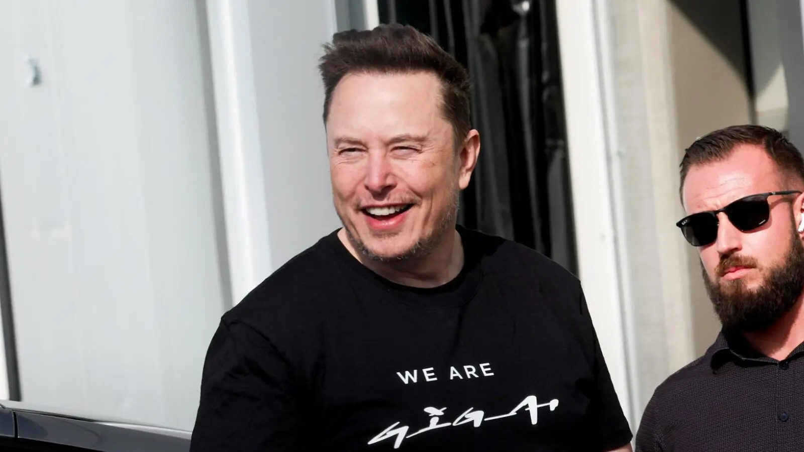 Elon Musk durante visita a fábrica da Tesla na Alemanha: riqueza gera inovação.