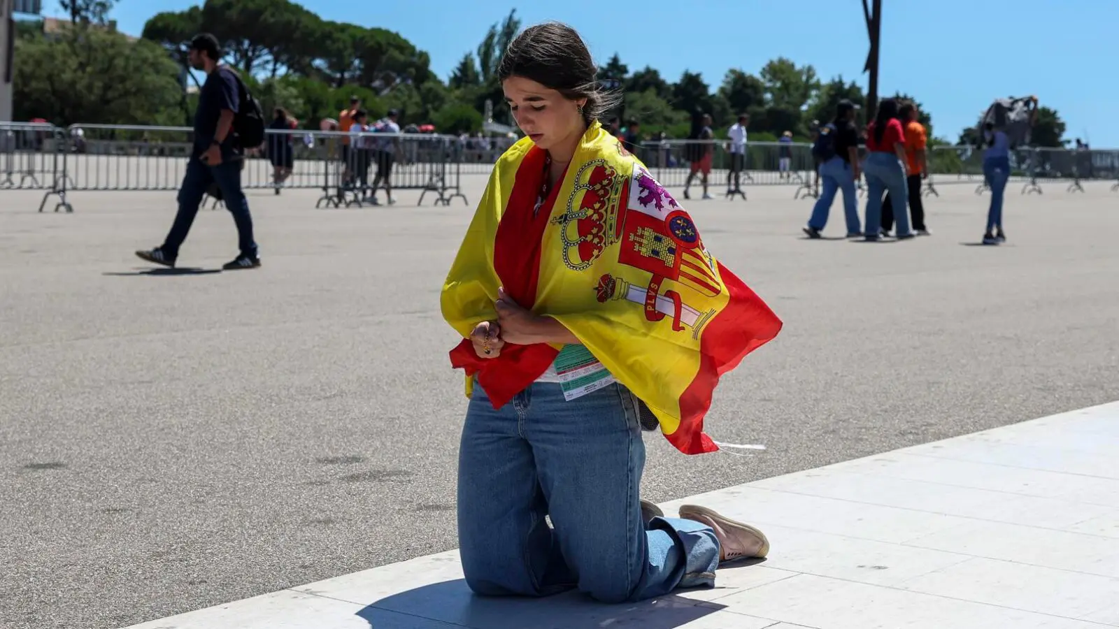 Jovem reza durante Encontro Mundial da Juventude, em Portugal, em 2023: Geração Z interrompeu tendência de secularização.