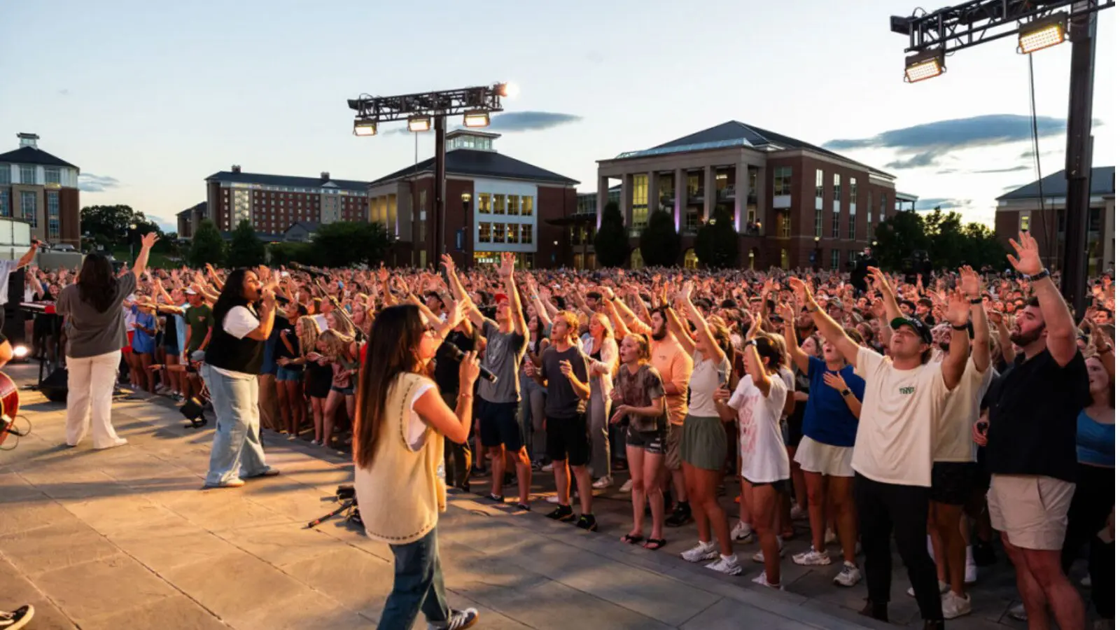 Estudantes participam de culto ao ar livre no campus da Liberty University, nos Estados Unidos.