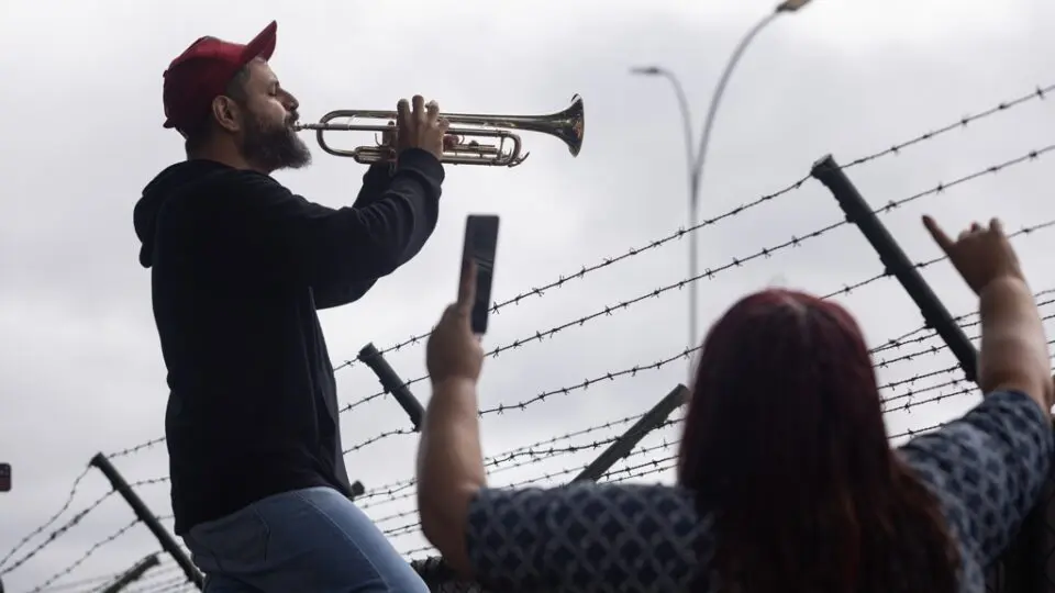 Opositores comemoraram a prisão de Bolsonaro na frente da sede da PF na manhã deste sábado (22).