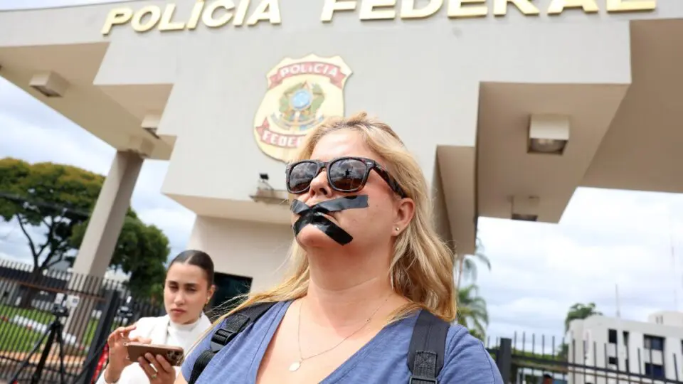 Apoiadores de Bolsonaro protestam contra prisão em frente à PF